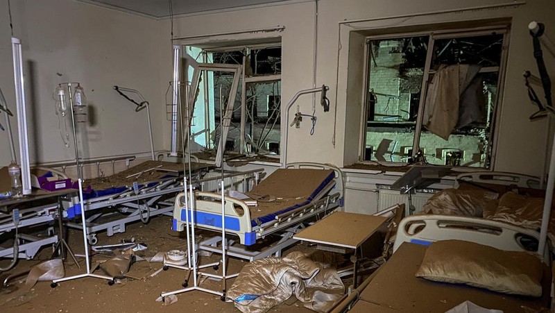 Kerusakan pada bangunan akibat serangan rudal Rusia di pusat kota Kharkiv, Ukraina, Selasa (16/1/2024). (REUTERS/Vitalii Hnidyi)