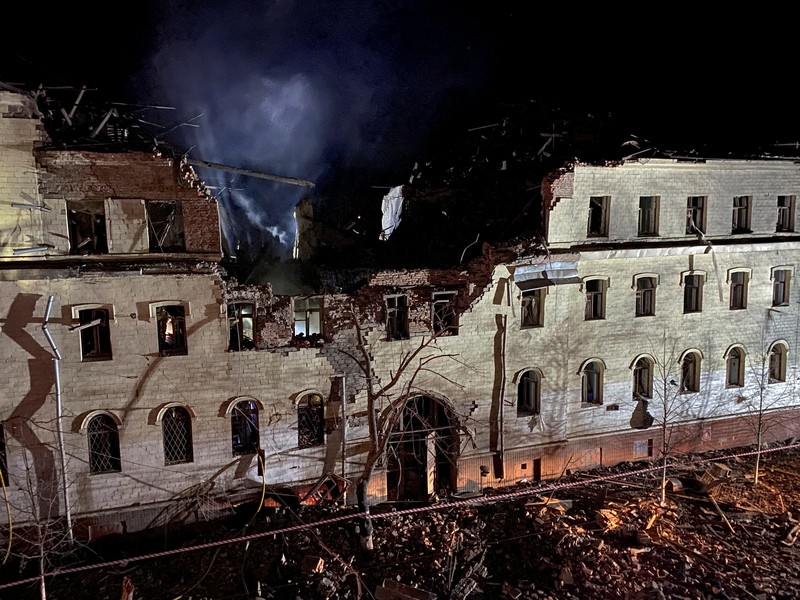 Kerusakan pada bangunan akibat serangan rudal Rusia di pusat kota Kharkiv, Ukraina, Selasa (16/1/2024). (REUTERS/Vitalii Hnidyi)