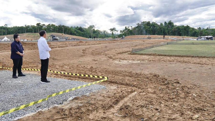 Ketua Umum Persatuan Sepak Bola Seluruh Indonesia (PSSI) Erick Thohir (kiri) dan Presiden Joko Widodo (kanan) meninjau perkembangan pembangunan Training Center (TC) PSSI di Ibu Kota Negara Nusantara (IKN), Penajam Paser Utara, Kalimantan Timur, Rabu (17/1/2024). (Dok. Tim Erick Thohir)
