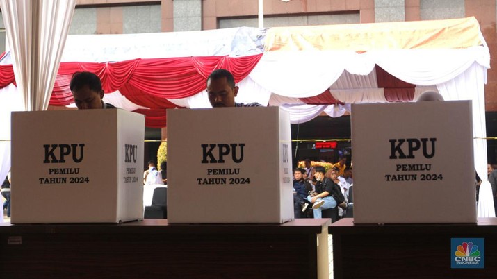 Foto: Komisi Pemilihan Umum (KPU) Kota Jakarta Pusat menggelar simulasi pemungutan dan penghitungan suara di Tempat Pemungutan Suara (TPS) untuk Pemilu 2024, di Jakarta, Rabu (17/1/2024). Simulasi ini digelar sebagai upaya pematangan persiapan mengingat Pemilu 2024 yang semakin dekat. (CNBC Indonesia/Muhammad Sabki)