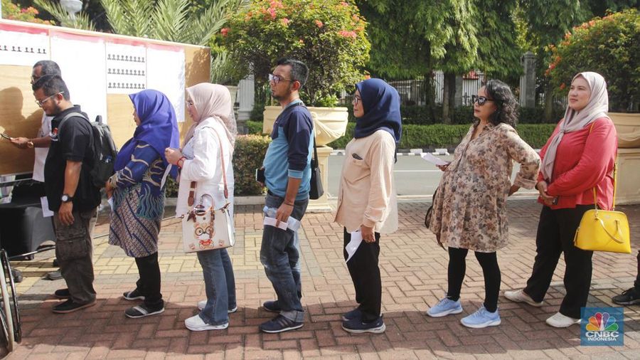 Komisi Pemilihan Umum (KPU) Kota Jakarta Pusat menggelar simulasi pemungutan dan penghitungan suara di Tempat Pemungutan Suara (TPS) untuk Pemilu 2024, di Jakarta, Rabu (17/1/2024). Simulasi ini digelar sebagai upaya pematangan persiapan mengingat Pemilu 2024 yang semakin dekat. (CNBC Indonesia/Muhammad Sabki)