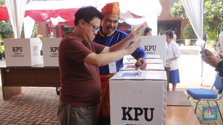 Komisi Pemilihan Umum (KPU) Kota Jakarta Pusat menggelar simulasi pemungutan dan penghitungan suara di Tempat Pemungutan Suara (TPS) untuk Pemilu 2024, di Jakarta, Rabu (17/1/2024). Simulasi ini digelar sebagai upaya pematangan persiapan mengingat Pemilu 2024 yang semakin dekat. (CNBC Indonesia/Muhammad Sabki)