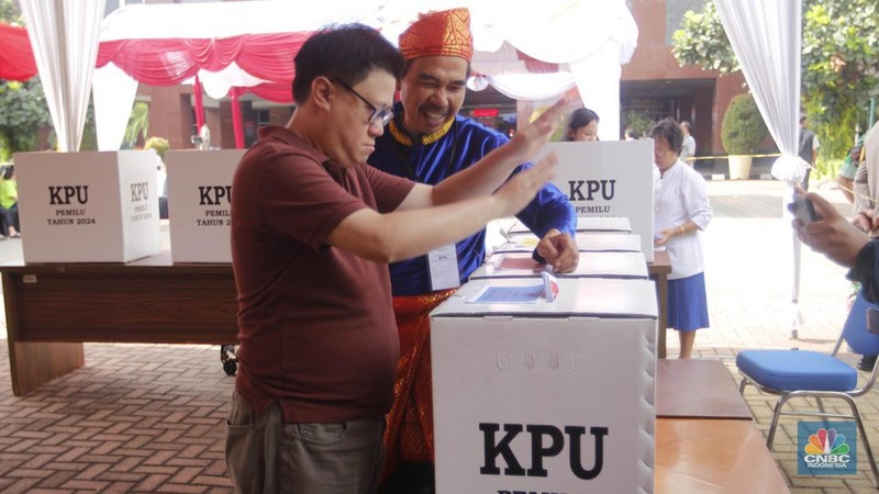 Komisi Pemilihan Umum (KPU) Kota Jakarta Pusat menggelar simulasi pemungutan dan penghitungan suara di Tempat Pemungutan Suara (TPS) untuk Pemilu 2024, di Jakarta, Rabu (17/1/2024). Simulasi ini digelar sebagai upaya pematangan persiapan mengingat Pemilu 2024 yang semakin dekat. (CNBC Indonesia/Muhammad Sabki)