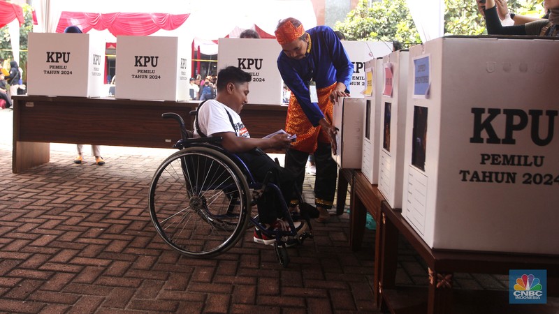 Komisi Pemilihan Umum (KPU) Kota Jakarta Pusat menggelar simulasi pemungutan dan penghitungan suara di Tempat Pemungutan Suara (TPS) untuk Pemilu 2024, di Jakarta, Rabu (17/1/2024). Simulasi ini digelar sebagai upaya pematangan persiapan mengingat Pemilu 2024 yang semakin dekat. (CNBC Indonesia/Muhammad Sabki)