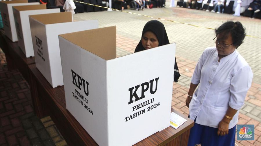 Komisi Pemilihan Umum (KPU) Kota Jakarta Pusat menggelar simulasi pemungutan dan penghitungan suara di Tempat Pemungutan Suara (TPS) untuk Pemilu 2024, di Jakarta, Rabu (17/1/2024). Simulasi ini digelar sebagai upaya pematangan persiapan mengingat Pemilu 2024 yang semakin dekat. (CNBC Indonesia/Muhammad Sabki)