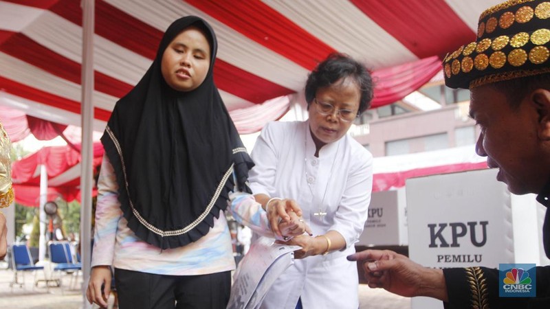 Komisi Pemilihan Umum (KPU) Kota Jakarta Pusat menggelar simulasi pemungutan dan penghitungan suara di Tempat Pemungutan Suara (TPS) untuk Pemilu 2024, di Jakarta, Rabu (17/1/2024). Simulasi ini digelar sebagai upaya pematangan persiapan mengingat Pemilu 2024 yang semakin dekat. (CNBC Indonesia/Muhammad Sabki)