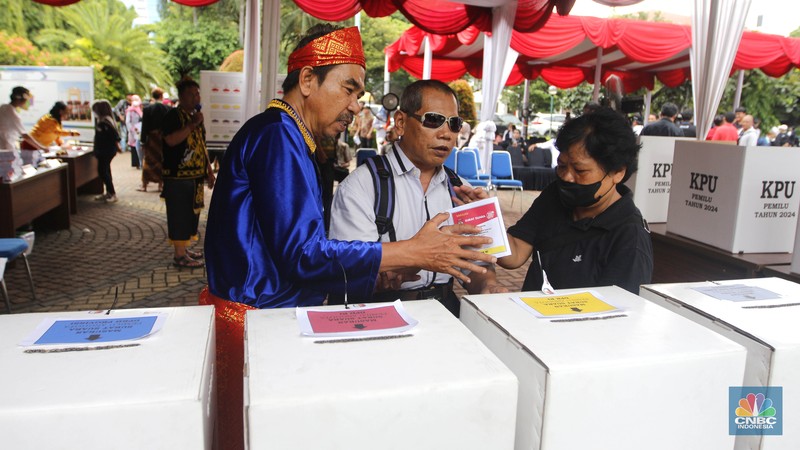 Komisi Pemilihan Umum (KPU) Kota Jakarta Pusat menggelar simulasi pemungutan dan penghitungan suara di Tempat Pemungutan Suara (TPS) untuk Pemilu 2024, di Jakarta, Rabu (17/1/2024). Simulasi ini digelar sebagai upaya pematangan persiapan mengingat Pemilu 2024 yang semakin dekat. (CNBC Indonesia/Muhammad Sabki)