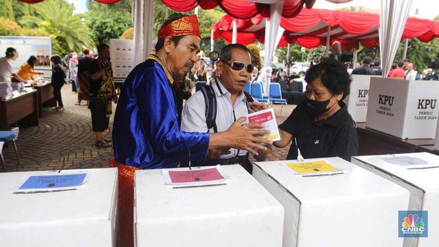 Komisi Pemilihan Umum (KPU) Kota Jakarta Pusat menggelar simulasi pemungutan dan penghitungan suara di Tempat Pemungutan Suara (TPS) untuk Pemilu 2024, di Jakarta, Rabu (17/1/2024). Simulasi ini digelar sebagai upaya pematangan persiapan mengingat Pemilu 2024 yang semakin dekat. (CNBC Indonesia/Muhammad Sabki)