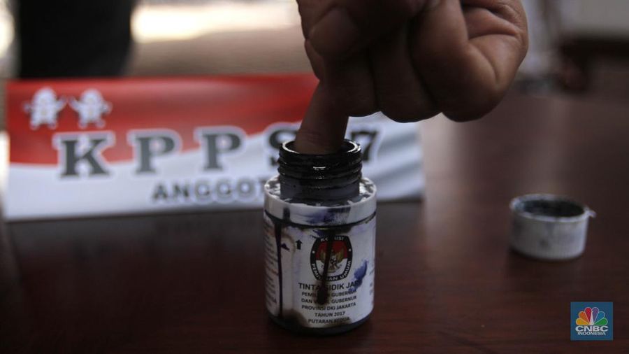 Komisi Pemilihan Umum (KPU) Kota Jakarta Pusat menggelar simulasi pemungutan dan penghitungan suara di Tempat Pemungutan Suara (TPS) untuk Pemilu 2024, di Jakarta, Rabu (17/1/2024). Simulasi ini digelar sebagai upaya pematangan persiapan mengingat Pemilu 2024 yang semakin dekat. (²©²ÊÍøÕ¾/Muhammad Sabki)