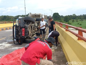 Mobil Bawa Bantuan Korban Banjir Terguling di Jembatan Aurduri 2 Jambi