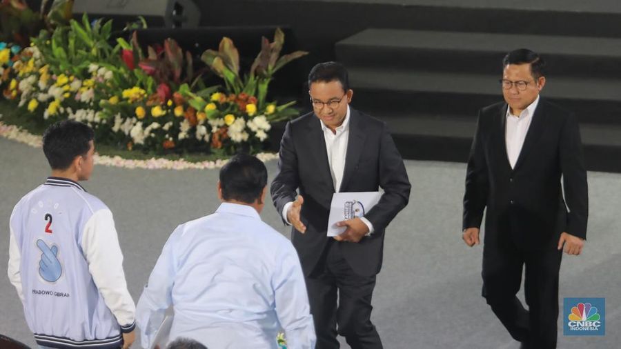 Pasangan Anies Baswedan dan Muhaimin Iskandar bersalaman dengan pasangan Prabowo Subianto dan Gibran Rakabuming Raka dalam Penguatan Antikorupsi bagi calon Presiden dan Calon Wakil Presiden periode 2024 pada Rabu, (17/1/2024). (CNBC Indonesia/Muhammad Sabki)