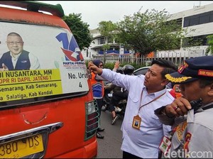 Bawaslu Semarang Copoti Stiker Caleg di Angkot