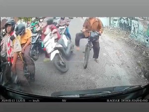 Pesepeda Tendang Pemotor Kini Berulah di Bangjo Boplaz, Diduga Pria ODGJ