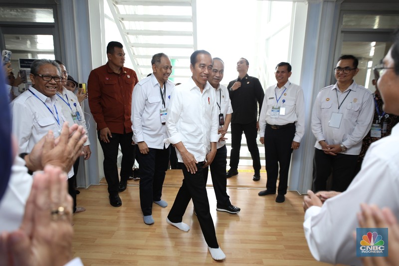 Presiden Joko Widodo menyempatkan diri menyapa pendengar siaran Radio Republik Indonesia (RRI) di Ibu Kota Nusantara (IKN), Sepaku, Penajam Paser Utara, Kalimantan Timur, Rabu (17/1/2024). Presiden Joko Widodo menyempatkan diri menyapa pendengar siaran Radio Republik Indonesia (RRI) di Ibu Kota Nusantara (IKN), Sepaku, Penajam Paser Utara, Kalimantan Timur, Rabu (17/1/2024). (CNBC Indonesia/Tri Susilo)