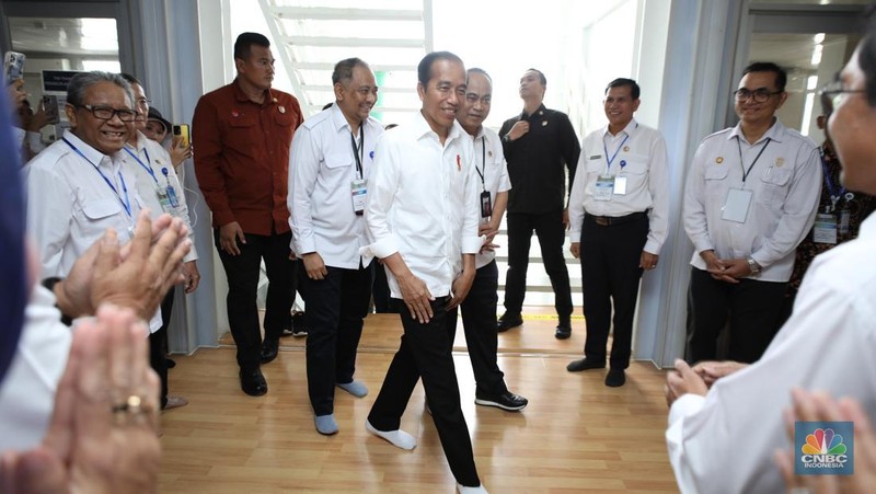 Presiden Joko Widodo menyempatkan diri menyapa pendengar siaran Radio Republik Indonesia (RRI) di Ibu Kota Nusantara (IKN), Sepaku, Penajam Paser Utara, Kalimantan Timur, Rabu (17/1/2024). (CNBC Indonesia/Tri Susilo)