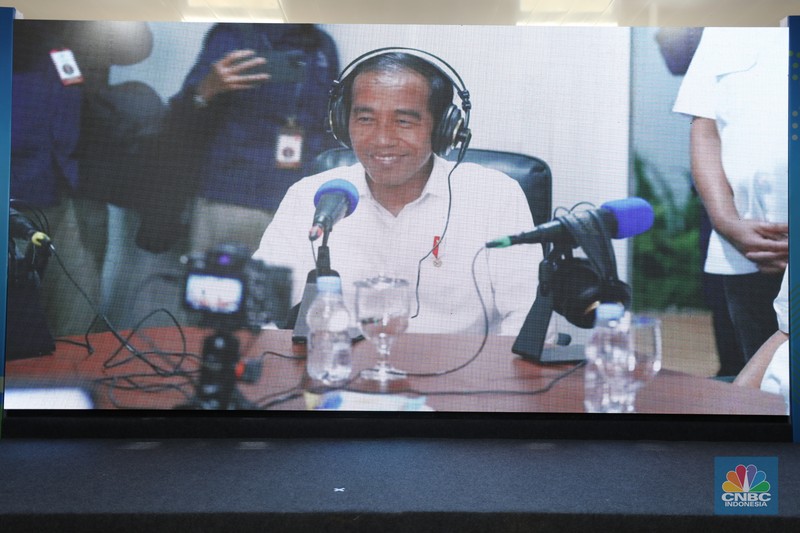 Presiden Joko Widodo menyempatkan diri menyapa pendengar siaran Radio Republik Indonesia (RRI) di Ibu Kota Nusantara (IKN), Sepaku, Penajam Paser Utara, Kalimantan Timur, Rabu (17/1/2024). (CNBC Indonesia/Tri Susilo)