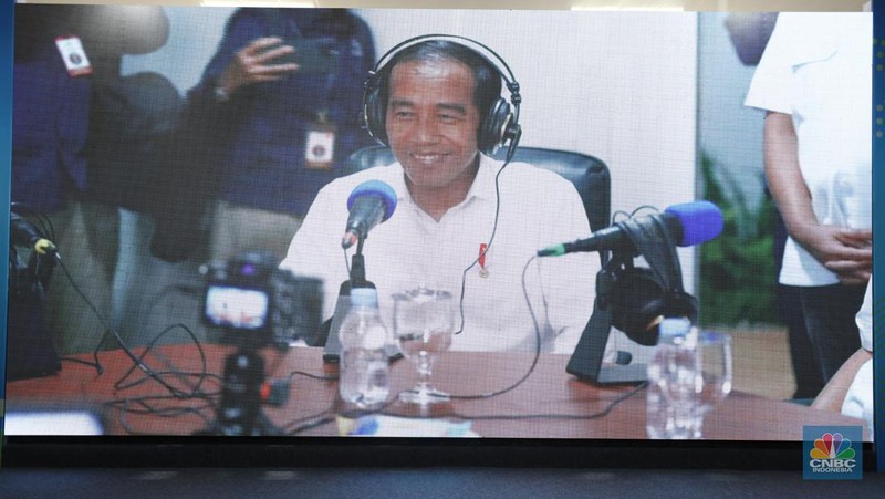 Presiden Joko Widodo menyempatkan diri menyapa pendengar siaran Radio Republik Indonesia (RRI) di Ibu Kota Nusantara (IKN), Sepaku, Penajam Paser Utara, Kalimantan Timur, Rabu (17/1/2024). (CNBC Indonesia/Tri Susilo)