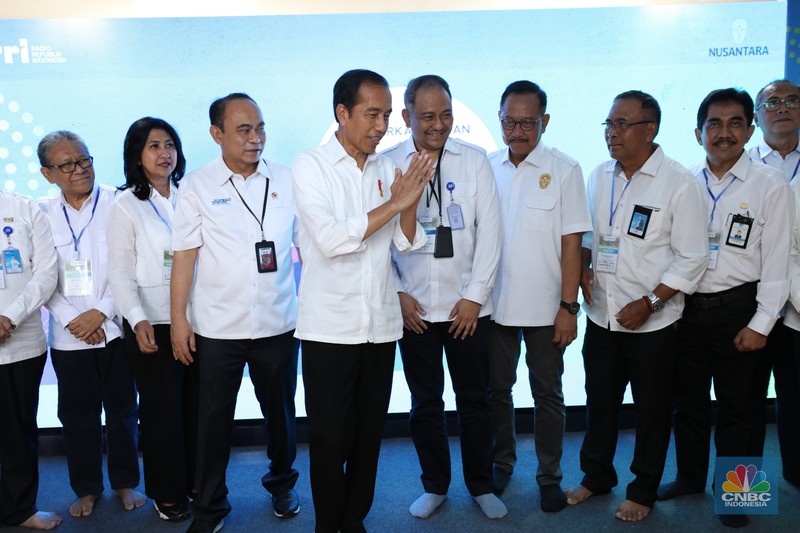 Presiden Joko Widodo menyempatkan diri menyapa pendengar siaran Radio Republik Indonesia (RRI) di Ibu Kota Nusantara (IKN), Sepaku, Penajam Paser Utara, Kalimantan Timur, Rabu (17/1/2024). (CNBC Indonesia/Tri Susilo)