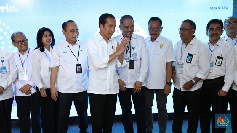Presiden Joko Widodo menyempatkan diri menyapa pendengar siaran Radio Republik Indonesia (RRI) di Ibu Kota Nusantara (IKN), Sepaku, Penajam Paser Utara, Kalimantan Timur, Rabu (17/1/2024). (CNBC Indonesia/Tri Susilo)