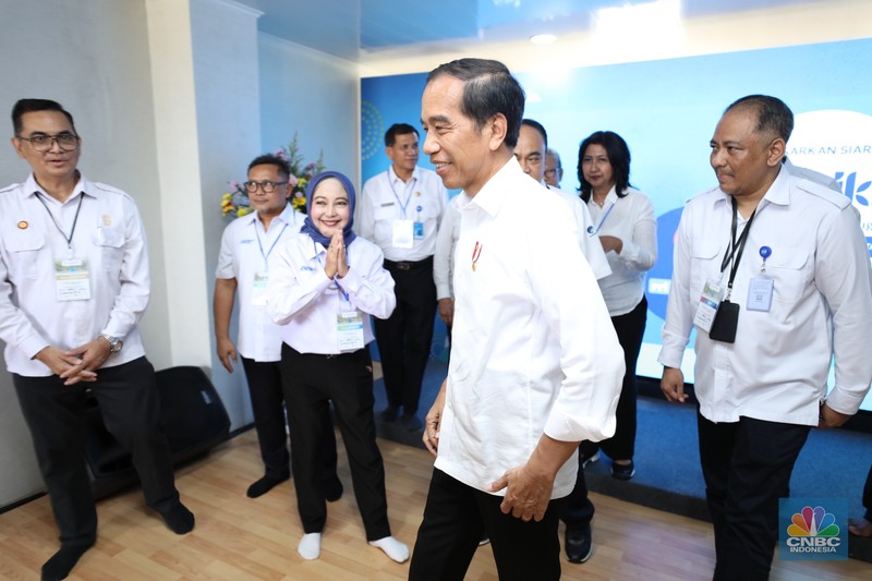 Presiden Joko Widodo menyempatkan diri menyapa pendengar siaran Radio Republik Indonesia (RRI) di Ibu Kota Nusantara (IKN), Sepaku, Penajam Paser Utara, Kalimantan Timur, Rabu (17/1/2024). Presiden Joko Widodo menyempatkan diri menyapa pendengar siaran Radio Republik Indonesia (RRI) di Ibu Kota Nusantara (IKN), Sepaku, Penajam Paser Utara, Kalimantan Timur, Rabu (17/1/2024). (CNBC Indonesia/Tri Susilo)