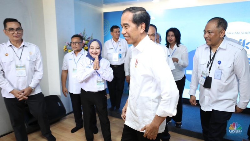 Presiden Joko Widodo menyempatkan diri menyapa pendengar siaran Radio Republik Indonesia (RRI) di Ibu Kota Nusantara (IKN), Sepaku, Penajam Paser Utara, Kalimantan Timur, Rabu (17/1/2024). (CNBC Indonesia/Tri Susilo)