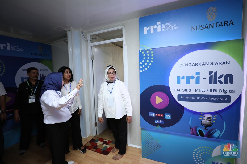 Presiden Joko Widodo menyempatkan diri menyapa pendengar siaran Radio Republik Indonesia (RRI) di Ibu Kota Nusantara (IKN), Sepaku, Penajam Paser Utara, Kalimantan Timur, Rabu (17/1/2024). Presiden Joko Widodo menyempatkan diri menyapa pendengar siaran Radio Republik Indonesia (RRI) di Ibu Kota Nusantara (IKN), Sepaku, Penajam Paser Utara, Kalimantan Timur, Rabu (17/1/2024). (CNBC Indonesia/Tri Susilo)