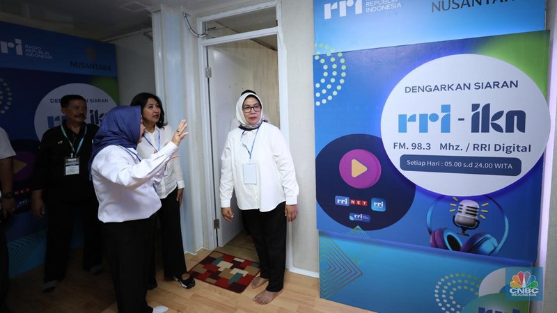 Presiden Joko Widodo menyempatkan diri menyapa pendengar siaran Radio Republik Indonesia (RRI) di Ibu Kota Nusantara (IKN), Sepaku, Penajam Paser Utara, Kalimantan Timur, Rabu (17/1/2024). (CNBC Indonesia/Tri Susilo)