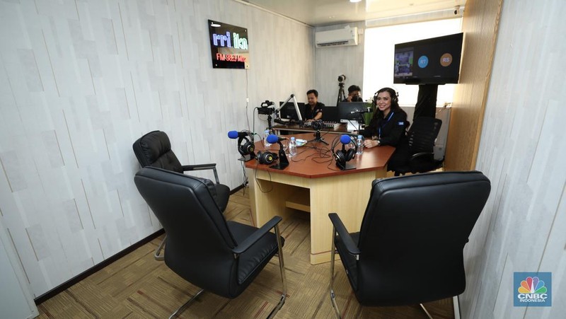 Presiden Joko Widodo menyempatkan diri menyapa pendengar siaran Radio Republik Indonesia (RRI) di Ibu Kota Nusantara (IKN), Sepaku, Penajam Paser Utara, Kalimantan Timur, Rabu (17/1/2024). (CNBC Indonesia/Tri Susilo)