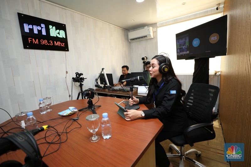 Presiden Joko Widodo menyempatkan diri menyapa pendengar siaran Radio Republik Indonesia (RRI) di Ibu Kota Nusantara (IKN), Sepaku, Penajam Paser Utara, Kalimantan Timur, Rabu (17/1/2024). (CNBC Indonesia/Tri Susilo)