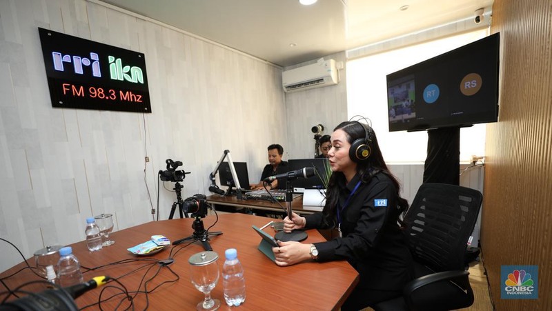 Presiden Joko Widodo menyempatkan diri menyapa pendengar siaran Radio Republik Indonesia (RRI) di Ibu Kota Nusantara (IKN), Sepaku, Penajam Paser Utara, Kalimantan Timur, Rabu (17/1/2024). (CNBC Indonesia/Tri Susilo)