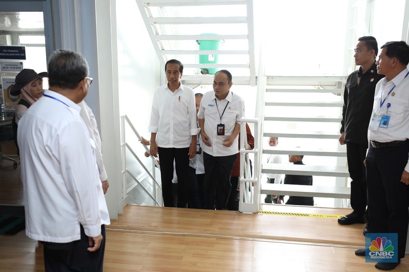 Presiden Joko Widodo menyempatkan diri menyapa pendengar siaran Radio Republik Indonesia (RRI) di Ibu Kota Nusantara (IKN), Sepaku, Penajam Paser Utara, Kalimantan Timur, Rabu (17/1/2024). (CNBC Indonesia/Tri Susilo)