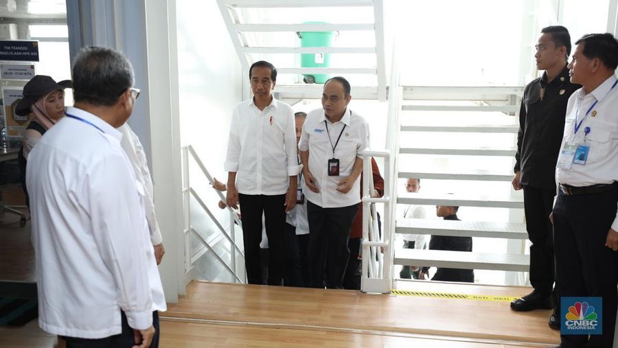 Presiden Joko Widodo menyempatkan diri menyapa pendengar siaran Radio Republik Indonesia (RRI) di Ibu Kota Nusantara (IKN), Sepaku, Penajam Paser Utara, Kalimantan Timur, Rabu (17/1/2024). (CNBC Indonesia/Tri Susilo)