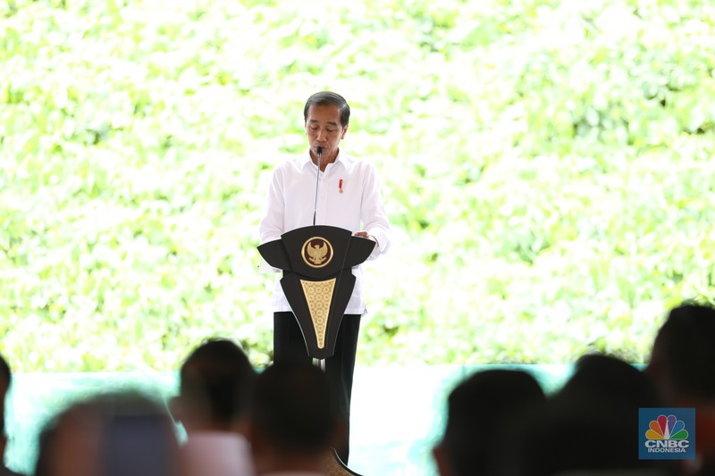 Presiden Joko Widodo meresmikan peletakan batu pertama atau groundbreaking proyek pembangunan Kantor Otorita Ibu Kota Nusantara (OIKN) di Ibu Kota Nusantara (IKN), Sepaku, Penajam Paser Utara, Kalimantan Timur, Rabu (17/1/2024). (CNBC Indonesia/Tri Susilo)