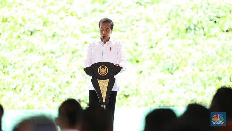 Presiden Joko Widodo meresmikan peletakan batu pertama atau groundbreaking proyek pembangunan Kantor Otorita Ibu Kota Nusantara (OIKN) di Ibu Kota Nusantara (IKN), Sepaku, Penajam Paser Utara, Kalimantan Timur, Rabu (17/1/2024). (CNBC Indonesia/Tri Susilo)