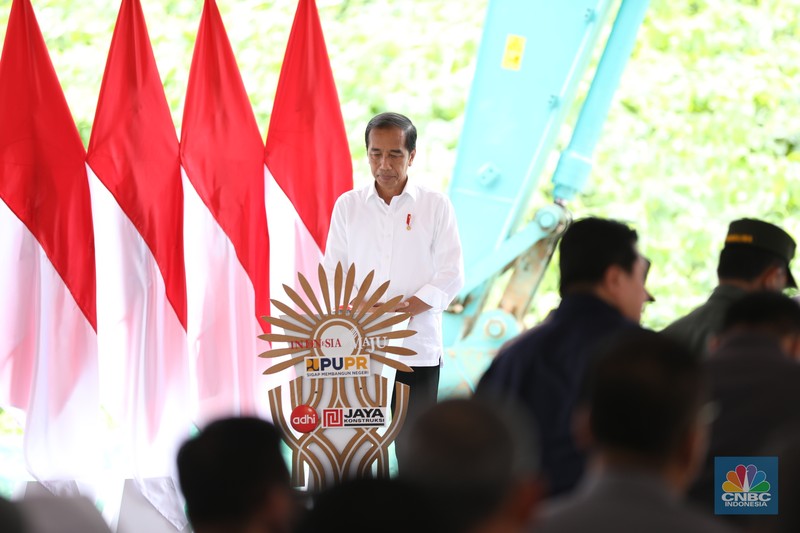 Presiden Joko Widodo meresmikan peletakan batu pertama atau groundbreaking proyek pembangunan Kantor Otorita Ibu Kota Nusantara (OIKN) di Ibu Kota Nusantara (IKN), Sepaku, Penajam Paser Utara, Kalimantan Timur, Rabu (17/1/2024). (CNBC Indonesia/Tri Susilo)