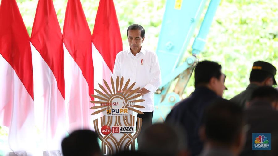 Presiden Joko Widodo meresmikan peletakan batu pertama atau groundbreaking proyek pembangunan Kantor Otorita Ibu Kota Nusantara (OIKN) di Ibu Kota Nusantara (IKN), Sepaku, Penajam Paser Utara, Kalimantan Timur, Rabu (17/1/2024). (CNBC Indonesia/Tri Susilo)