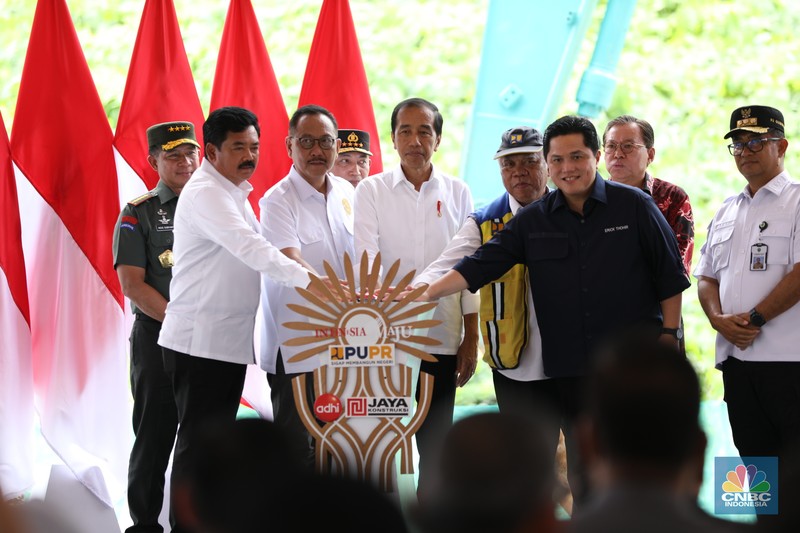 Presiden Joko Widodo meresmikan peletakan batu pertama atau groundbreaking proyek pembangunan Kantor Otorita Ibu Kota Nusantara (OIKN) di Ibu Kota Nusantara (IKN), Sepaku, Penajam Paser Utara, Kalimantan Timur, Rabu (17/1/2024). Presiden Joko Widodo meresmikan peletakan batu pertama atau groundbreaking proyek pembangunan Kantor Otorita Ibu Kota Nusantara (OIKN) di Ibu Kota Nusantara (IKN), Sepaku, Penajam Paser Utara, Kalimantan Timur, Rabu (17/1/2024). (CNBC Indonesia/Tri Susilo)