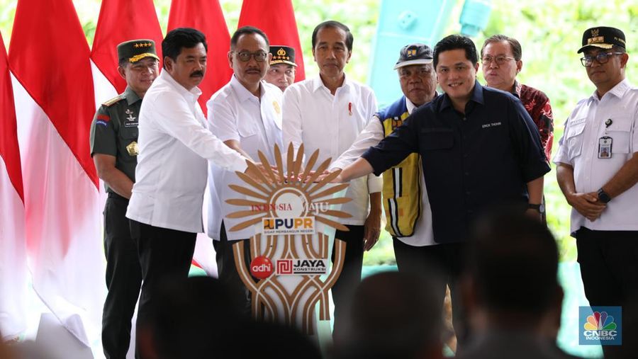 Presiden Joko Widodo meresmikan peletakan batu pertama atau groundbreaking proyek pembangunan Kantor Otorita Ibu Kota Nusantara (OIKN) di Ibu Kota Nusantara (IKN), Sepaku, Penajam Paser Utara, Kalimantan Timur, Rabu (17/1/2024). (CNBC Indonesia/Tri Susilo)