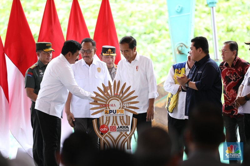 Presiden Joko Widodo meresmikan peletakan batu pertama atau groundbreaking proyek pembangunan Kantor Otorita Ibu Kota Nusantara (OIKN) di Ibu Kota Nusantara (IKN), Sepaku, Penajam Paser Utara, Kalimantan Timur, Rabu (17/1/2024). (CNBC Indonesia/Tri Susilo)