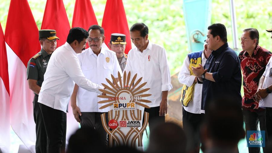 Presiden Joko Widodo meresmikan peletakan batu pertama atau groundbreaking proyek pembangunan Kantor Otorita Ibu Kota Nusantara (OIKN) di Ibu Kota Nusantara (IKN), Sepaku, Penajam Paser Utara, Kalimantan Timur, Rabu (17/1/2024). (CNBC Indonesia/Tri Susilo)