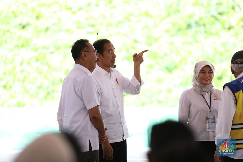 Presiden Joko Widodo meresmikan peletakan batu pertama atau groundbreaking proyek pembangunan Kantor Otorita Ibu Kota Nusantara (OIKN) di Ibu Kota Nusantara (IKN), Sepaku, Penajam Paser Utara, Kalimantan Timur, Rabu (17/1/2024). (CNBC Indonesia/Tri Susilo)
