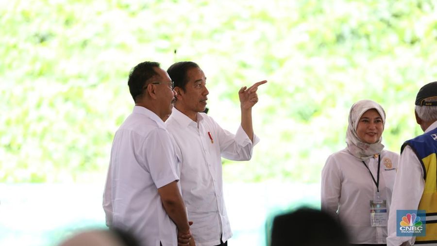 Presiden Joko Widodo meresmikan peletakan batu pertama atau groundbreaking proyek pembangunan Kantor Otorita Ibu Kota Nusantara (OIKN) di Ibu Kota Nusantara (IKN), Sepaku, Penajam Paser Utara, Kalimantan Timur, Rabu (17/1/2024). (CNBC Indonesia/Tri Susilo)