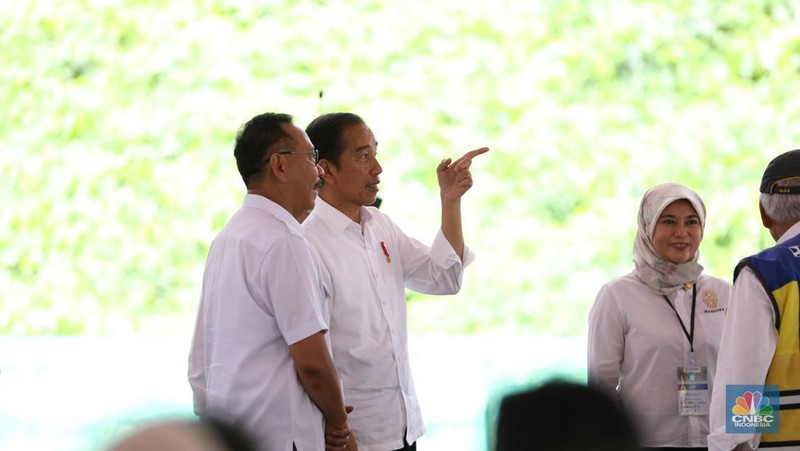 Presiden Joko Widodo meresmikan peletakan batu pertama atau groundbreaking proyek pembangunan Kantor Otorita Ibu Kota Nusantara (OIKN) di Ibu Kota Nusantara (IKN), Sepaku, Penajam Paser Utara, Kalimantan Timur, Rabu (17/1/2024). (CNBC Indonesia/Tri Susilo)
