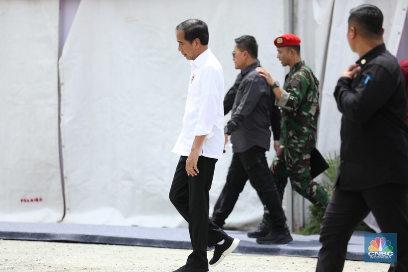Presiden Joko Widodo meresmikan peletakan batu pertama atau groundbreaking proyek pembangunan Kantor Otorita Ibu Kota Nusantara (OIKN) di Ibu Kota Nusantara (IKN), Sepaku, Penajam Paser Utara, Kalimantan Timur, Rabu (17/1/2024). (CNBC Indonesia/Tri Susilo)
