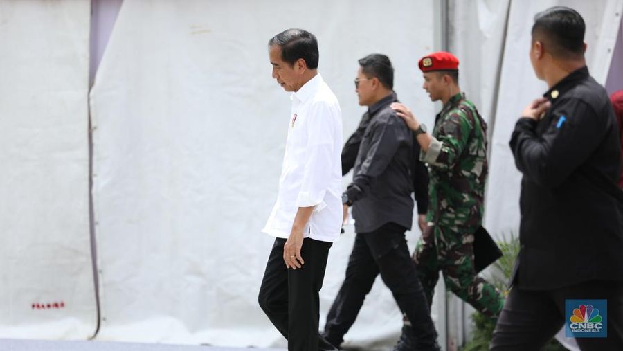 Presiden Joko Widodo meresmikan peletakan batu pertama atau groundbreaking proyek pembangunan Kantor Otorita Ibu Kota Nusantara (OIKN) di Ibu Kota Nusantara (IKN), Sepaku, Penajam Paser Utara, Kalimantan Timur, Rabu (17/1/2024). (CNBC Indonesia/Tri Susilo)