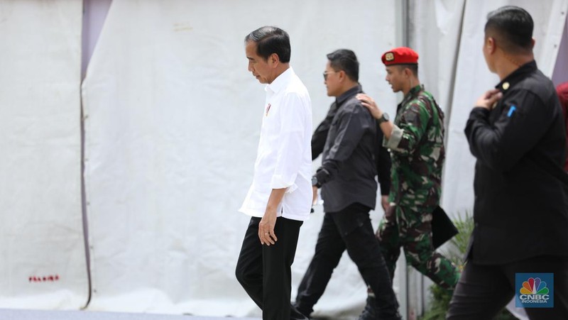 Presiden Joko Widodo meresmikan peletakan batu pertama atau groundbreaking proyek pembangunan Kantor Otorita Ibu Kota Nusantara (OIKN) di Ibu Kota Nusantara (IKN), Sepaku, Penajam Paser Utara, Kalimantan Timur, Rabu (17/1/2024). (CNBC Indonesia/Tri Susilo)