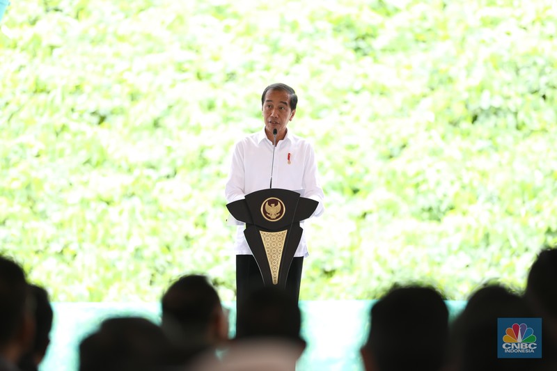 Presiden Joko Widodo meresmikan peletakan batu pertama atau groundbreaking proyek pembangunan Kantor Otorita Ibu Kota Nusantara (OIKN) di Ibu Kota Nusantara (IKN), Sepaku, Penajam Paser Utara, Kalimantan Timur, Rabu (17/1/2024). (CNBC Indonesia/Tri Susilo)