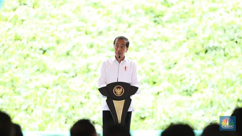 Presiden Joko Widodo meresmikan peletakan batu pertama atau groundbreaking proyek pembangunan Kantor Otorita Ibu Kota Nusantara (OIKN) di Ibu Kota Nusantara (IKN), Sepaku, Penajam Paser Utara, Kalimantan Timur, Rabu (17/1/2024). (CNBC Indonesia/Tri Susilo)