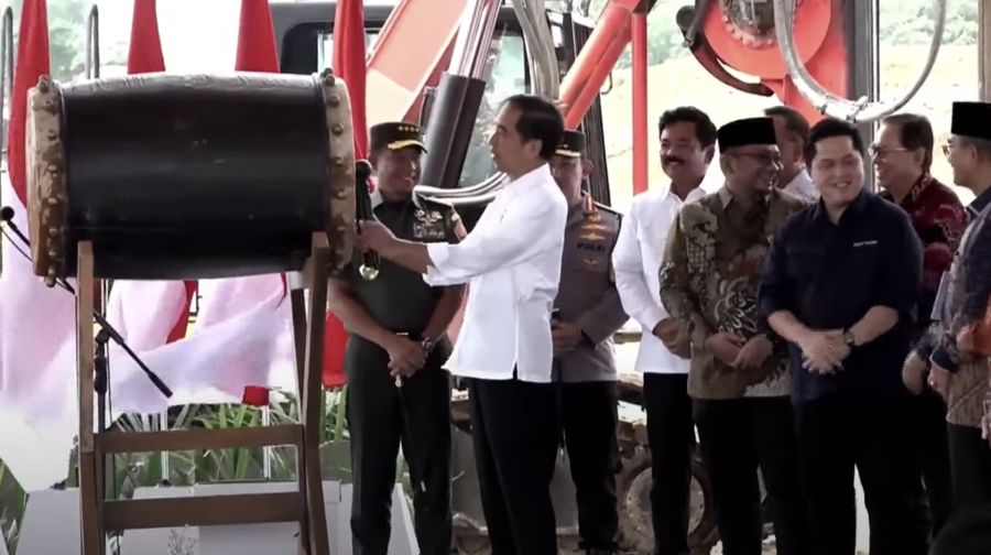 Presiden Joko Widodo saat groundbreaking Masjid Negara di Ibu Kota Nusantara (IKN), Kalimantan Timur, Rabu (17/1/2023). (YouTube/Sekretariat Presiden)