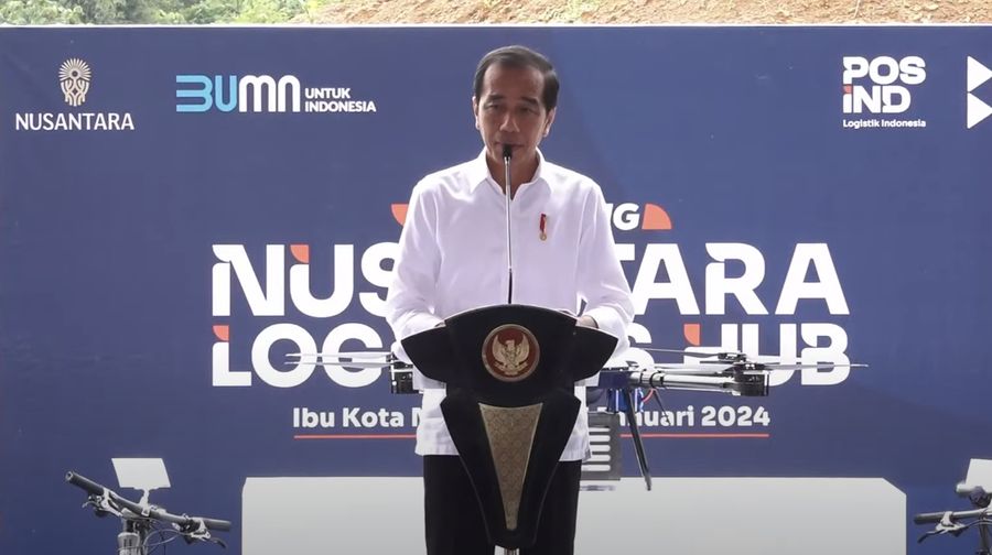 Presiden Joko Widodo saat groundbreaking Nusantara Logistic Hub Pos indonesia di Ibu Kota Nusantara (IKN), Kalimantan Timur, Rabu (17/1/2023). (YouTube/Sekretariat Presiden)